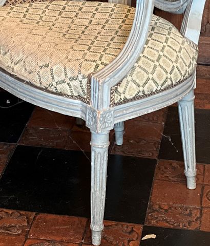 null 
Paire de fauteuils médaillons en bois laqué gris.




Epoque Louis XVI




91...