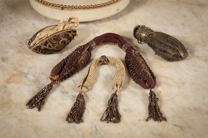 null 
Lot of four minaudières in fabric and metal. (Wear)




19th century

Provenance...