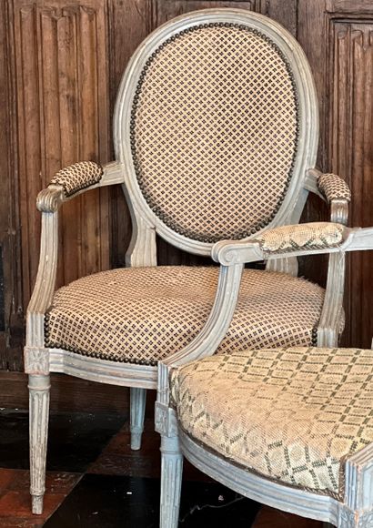 null 
Paire de fauteuils médaillons en bois laqué gris.




Epoque Louis XVI




91...