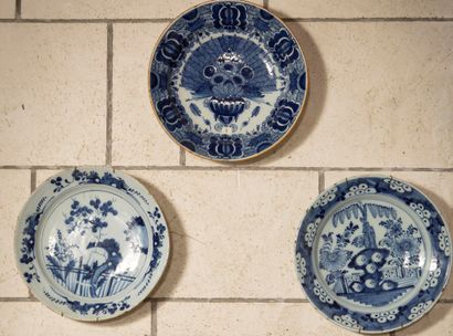 null 
Quatre plats en faïence de Delft bleu blanc à décors différents. (égrenures)...