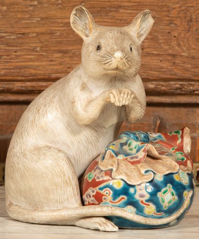 null 
Sculpture en porcelaine polychrome représentant un rat mangeant une graine....