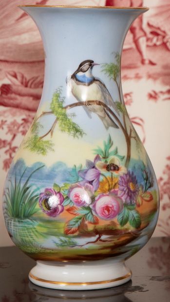 null 
Paire de vases balustres en porcelaine polychrome à décor d'oiseaux sur des...