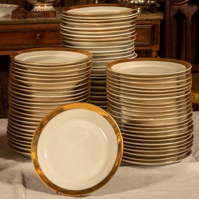 null 
Partie de service d'assiettes en porcelaine blanche à décor doré. XIXe siècle...