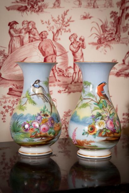 null 
Paire de vases balustres en porcelaine polychrome à décor d'oiseaux sur des...