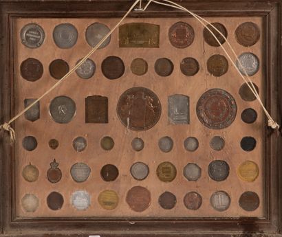 null 
Frame containing many coins and various medals.




Size of the frame : 39...