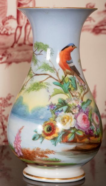 null 
Paire de vases balustres en porcelaine polychrome à décor d'oiseaux sur des...
