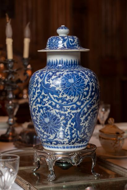  Chinese porcelain covered vase with blue...