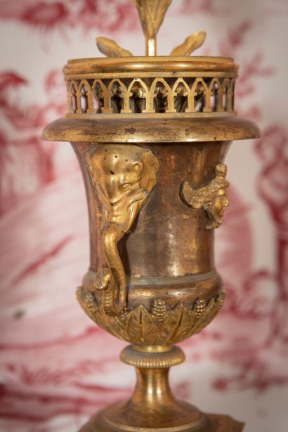 null 
Paire de cassolettes formant bougeoirs, en forme de vase Médicis, en bronze...