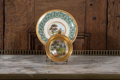 null Tasse et sous tasse en porcelaine de Paris à décor polychrome et doré d'un paysage.

XIXe...