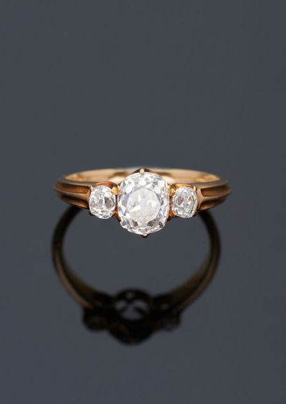 null Bague en or jaune 18 k (750 millièmes) sertie de trois diamants de taille ancienne...