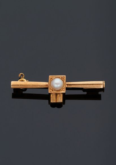  Brooch in yellow gold 18 k (750 thousandths) decorated with a half pearl. 
Gross...