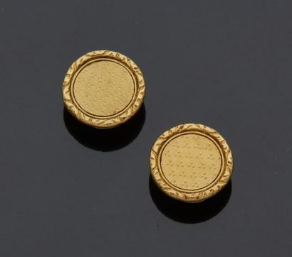  Deux boutons de plastron en or jaune 18 k (750 millièmes). 
Fin du XIXe siècle 
Poids...