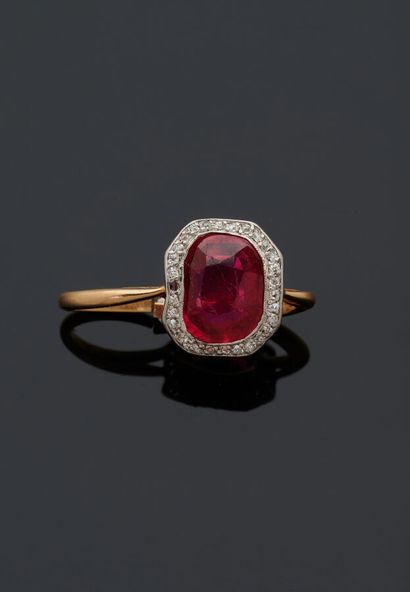 null Bague en or jaune 18 k (750 millièmes) sertie d'une pierre rouge synthétique...