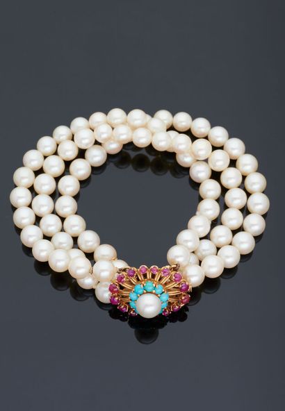 null Bracelet à trois rangs de perles de culture, fermoir en or jaune 18 k (750 millièmes)...