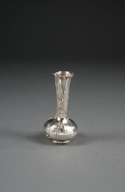 CHRISTOFLE 
Vase soliflore en métal argenté...