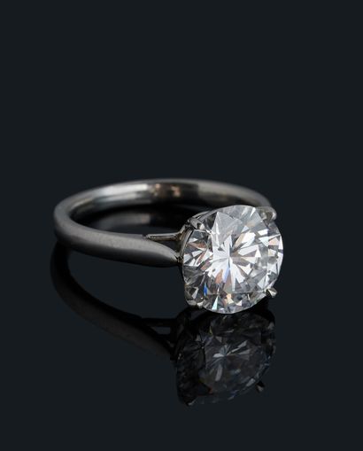 null Solitaire ring in platinum set with a diamond of 3.03 carat, color grade D,...