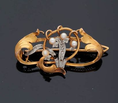 null Broche en or jaune 18 k (750 millièmes) à décor ajouré de feuillages et fleurs,...