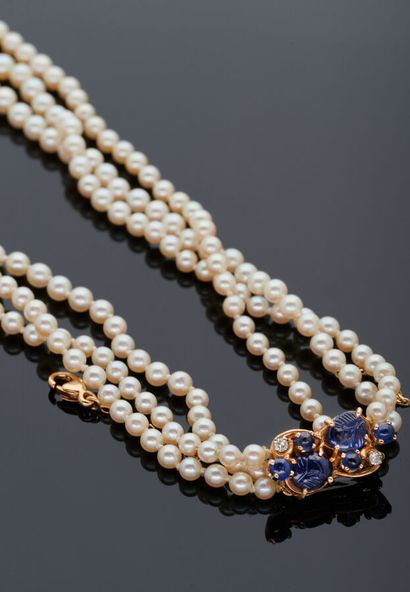 null Necklace of three rows of cultured pearls, clasp in yellow gold 18 k (750 thousandths)...