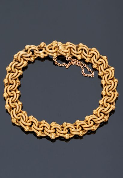 null Yellow gold bracelet 18 k (750 thousandths) mesh rings interlaced and set with...