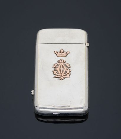 null Etui à cigarettes faisant briquet et pyrogène en argent et or appliqué d'un...