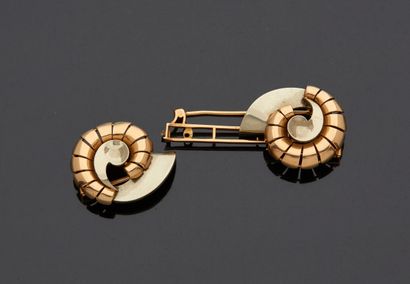null Brooch double clips in white and yellow gold 18 k (750 thousandths) with scrolls...
