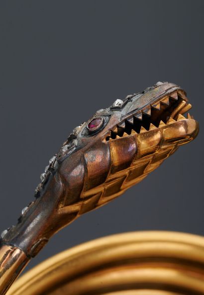  Bracelet serpent en or jaune 18 k (750 millièmes) à trois anneaux rigides formant...