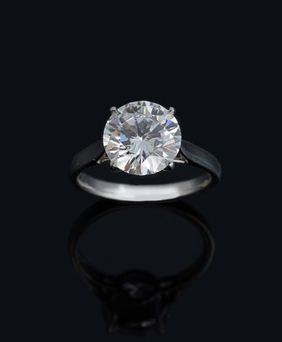 null Solitaire ring in platinum set with a diamond of 3.03 carat, color grade D,...