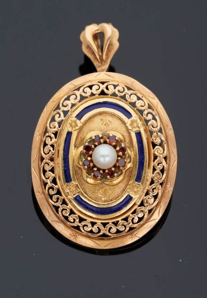 null Oval pendant brooch in yellow gold 18 k (750 thousandths) decorated with a pearl...