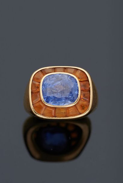 null Ring in yellow gold 18 k (750 thousandths) set with a cushion-shaped sapphire...