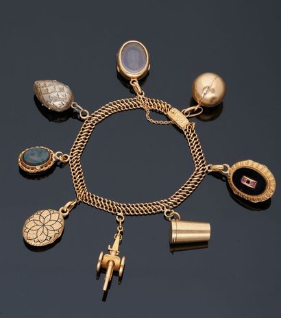  Bracelet "Charm's" en or jaune 18 k (750 millièmes) orné de breloques diverses dont...