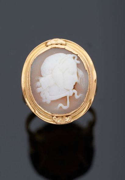 null Ring cameo in yellow gold 18 k (750 thousandths) of oval form presenting in...