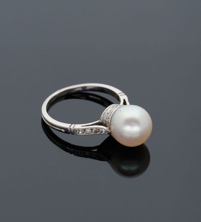 null Platinum ring set with a pearl, probably fine, with small diamonds.

Early 20th...