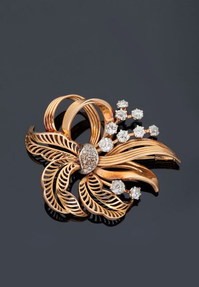 null Brooch foliage in yellow gold 18 k (750 thousandths) and platinum set with ten...
