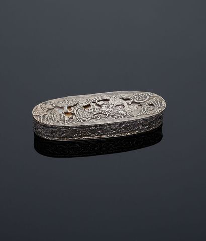 Boîte ovale en argent à décor ajouré rocaille...