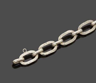null Bracelet with hammered oval links joined by plain silver links. 

French work

Weight...