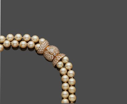 null Necklace of pearls of culture double row choker, clasp in the shape of knot...