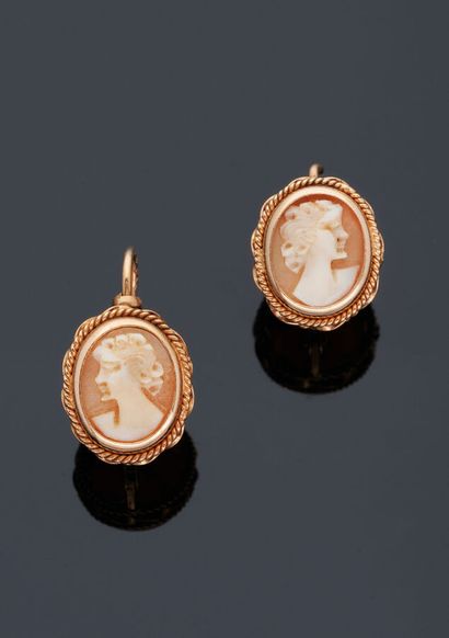 null Pair of earrings called "sleepers" in yellow gold 18 k (750 thousandths) set...