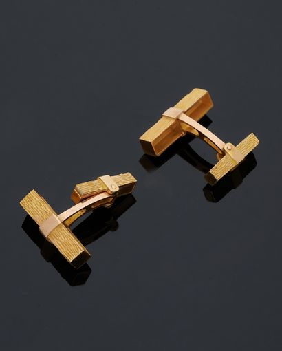 null Pair of cufflinks in yellow gold 18 k (750 thousandths) with rectangular section...
