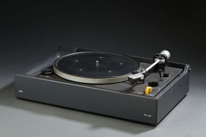 null 
BRAUN PS-450 vinyl turntable with roller and belt drive. With cover (some traces...