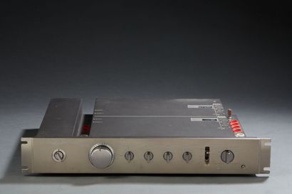 null SONY. Stereo Preamplifier TA-E88-ES, 110 volts.

One channel on both to be checked...