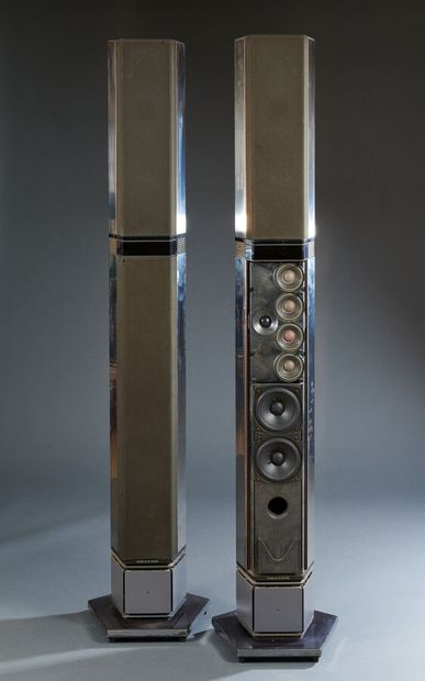 null B&O, Bang & Olufsen, PENTA, pair of amplified pentagonal speakers.

New speaker...