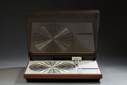 null BEOGRAM 4000. Turntable with tangential arm 1972-1975, designed by Jacob Jensen,...