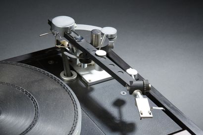 null THORENS TD126 MKII electronic turntable, equipped with the famous DYNAVECTOR-...