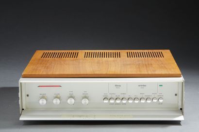 null SCHNEIDER A40. Amplifier, preamp, retractable front panel.

Veneer top, (traces...