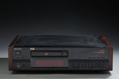 SONY CDP-X559S. CD player of the Esprit series,...