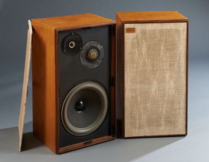null ACOUSTIC RESEARCH AR3a Improved. Pair of three-way speakers from the 1960's....
