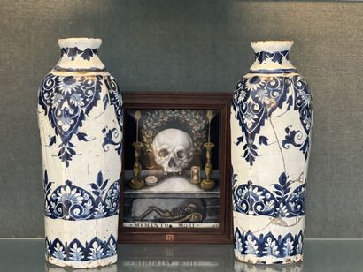 null Paire de vases en faience de Delft de forme octogonale à décor blanc bleu de...