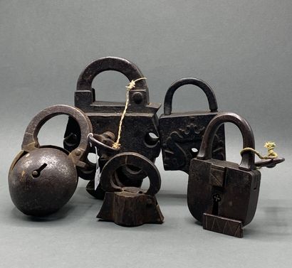 null Lot de cinq cadenas en fer forgé composé :

Un cadenas boule, XVIIe siècle....