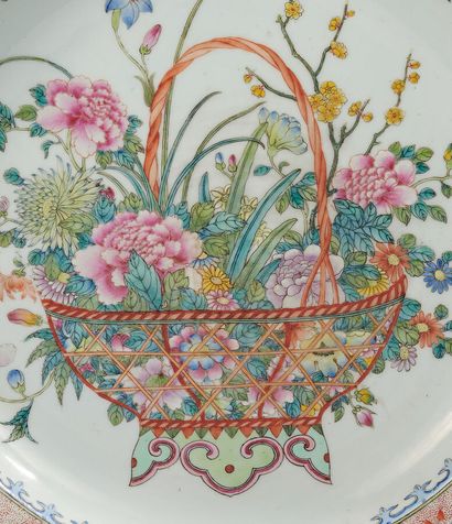 null 
CHINE - XIXe siècle




Plat en porcelaine émaillée polychrome dans le style...