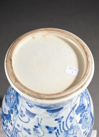 null CHINE - Epoque KANGXI (1662 - 1722)

Vase de forme balustre en porcelaine décorée...